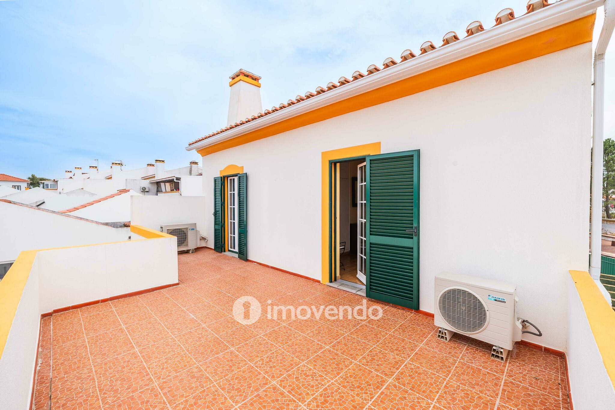 Moradia T4 com garagem e espaço exterior enorme, em Coruche
