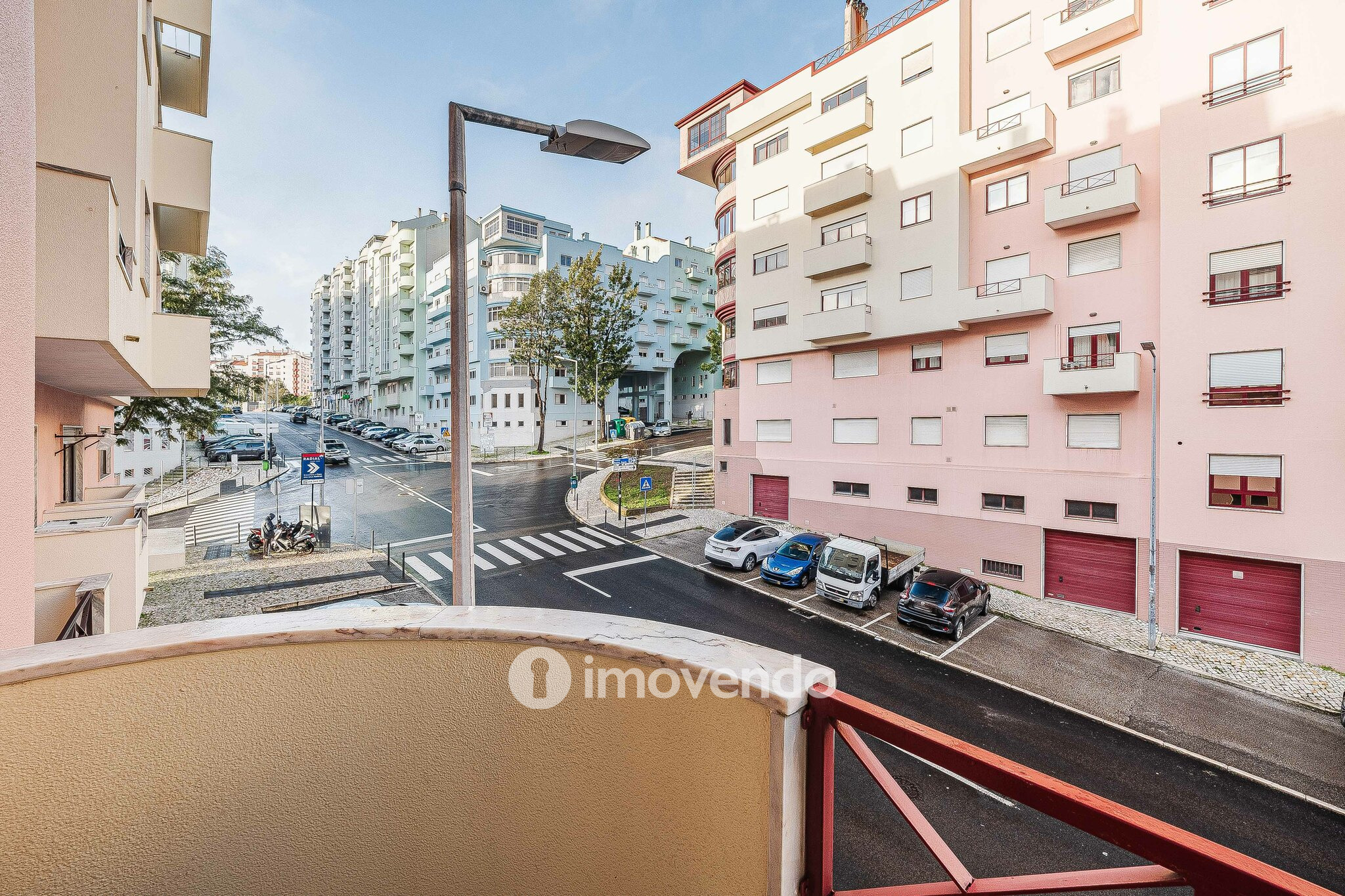 Apartamento T3, com estacionamento e arrecadação, na Ramada