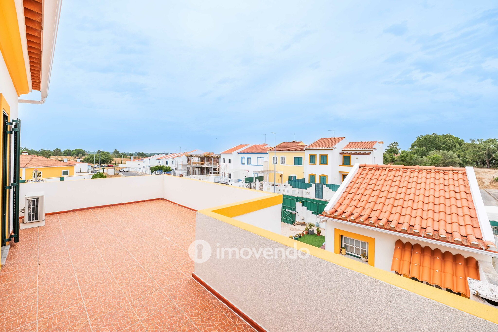 Moradia T4 com garagem e espaço exterior enorme, em Coruche