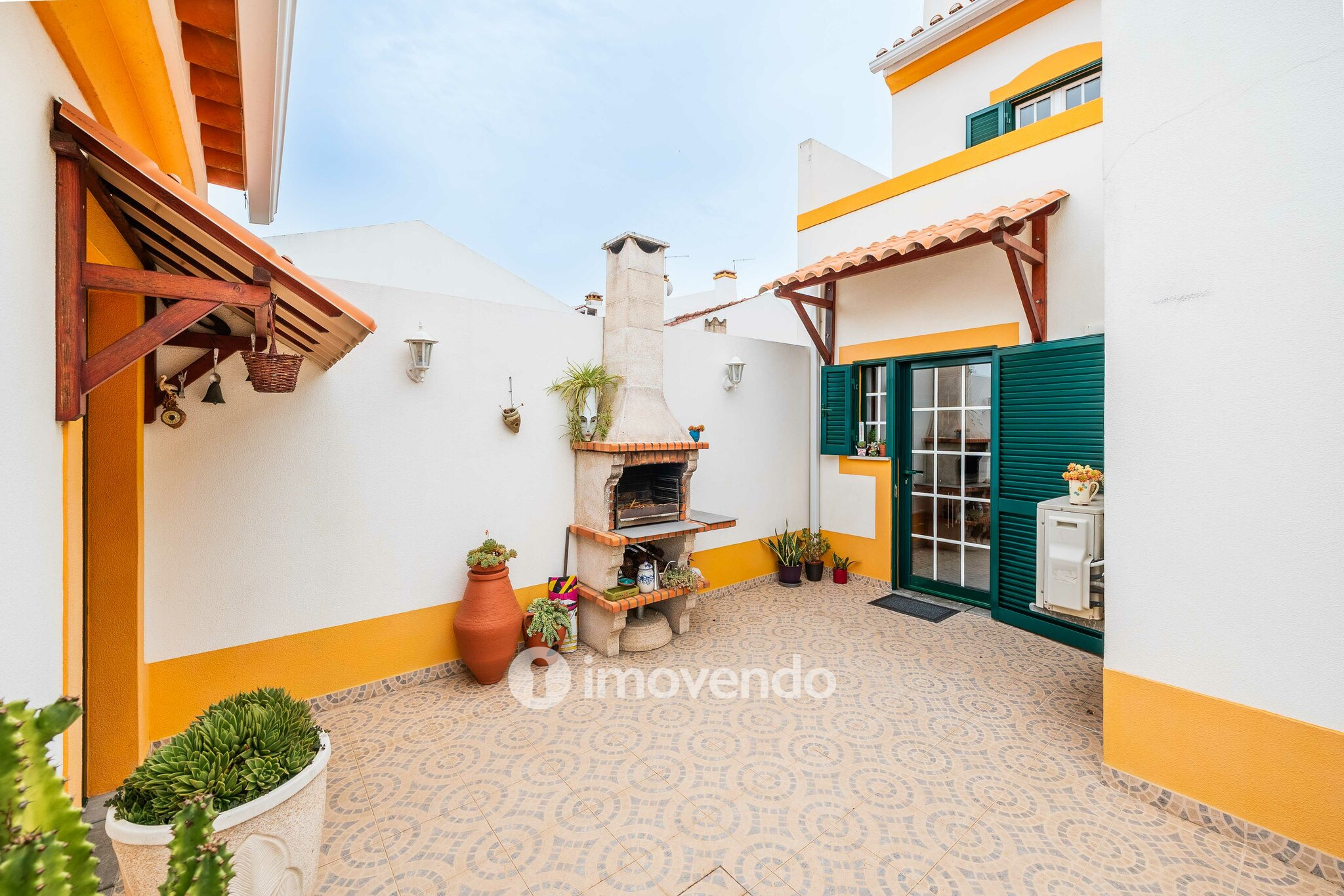 Moradia T4 com garagem e espaço exterior enorme, em Coruche