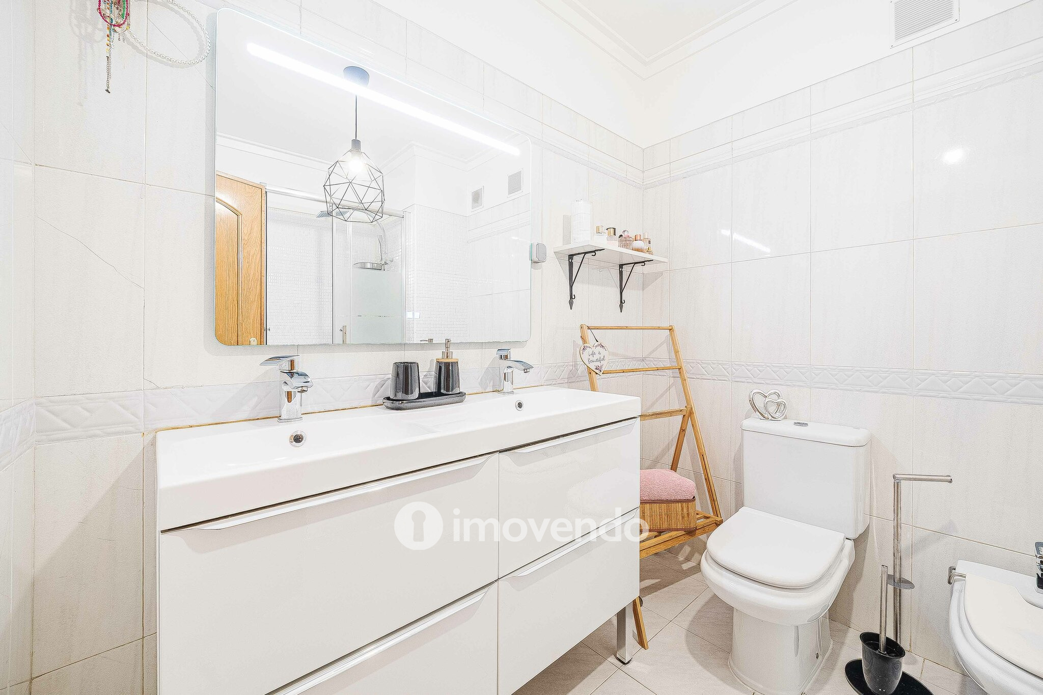 Apartamento T3, com estacionamento e arrecadação, na Ramada