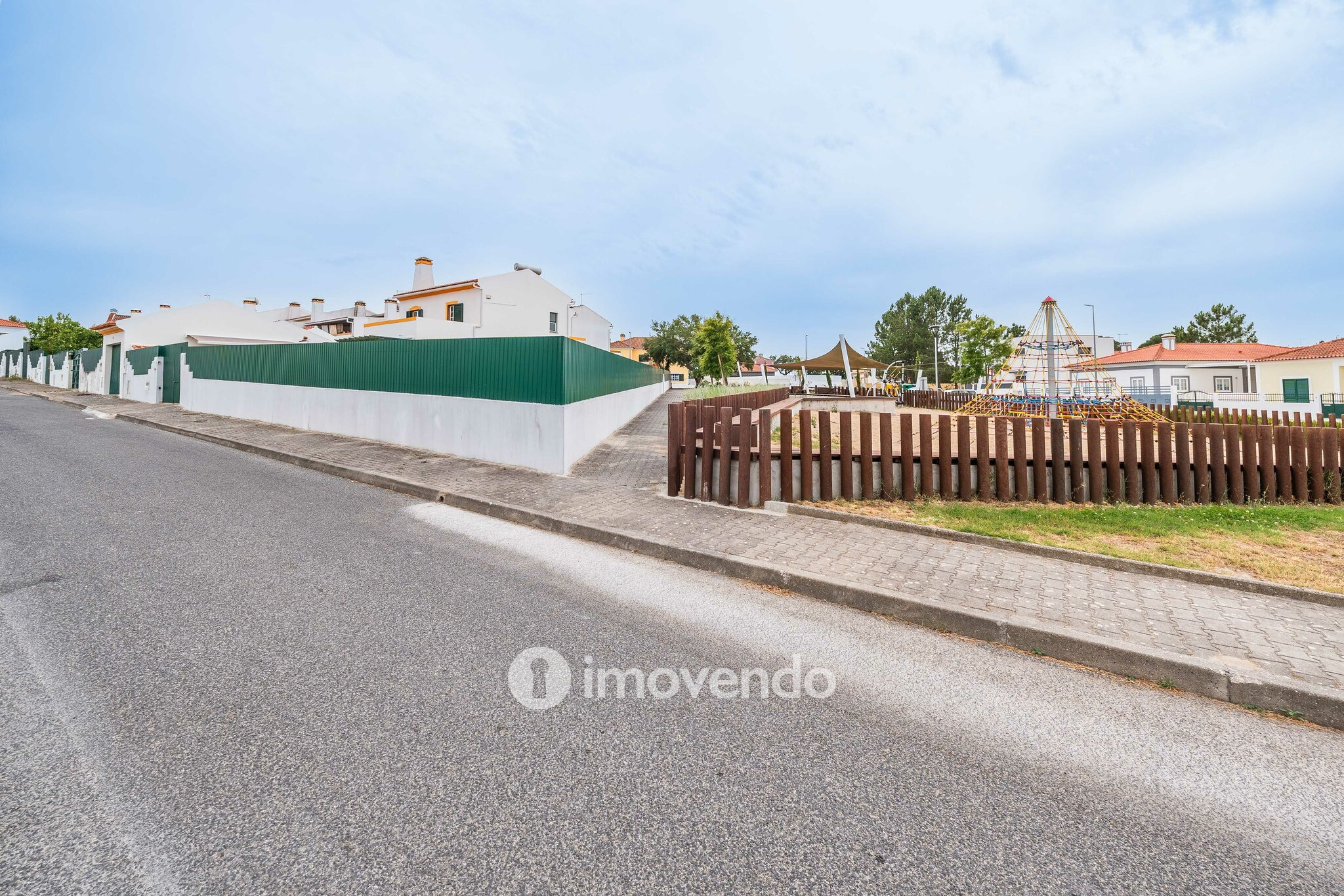 Moradia T4 com garagem e espaço exterior enorme, em Coruche