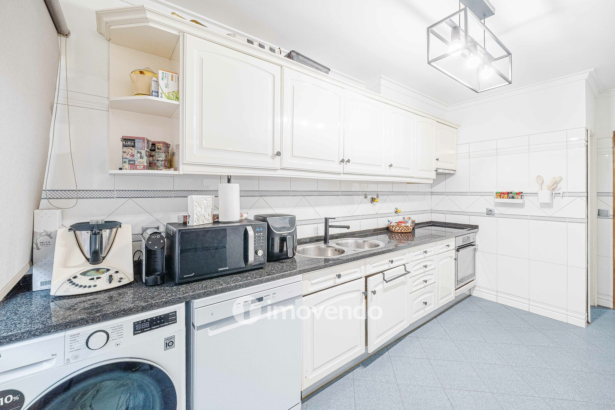 Apartamento T3, com estacionamento e arrecadação, na Ramada