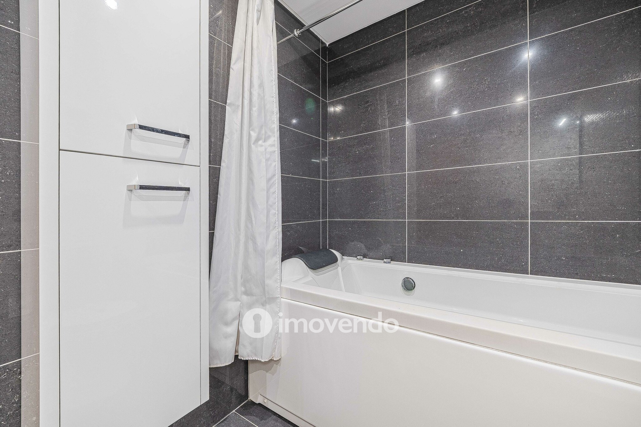 Apartamento T2 moderno, com garagem e varanda, no Milharado