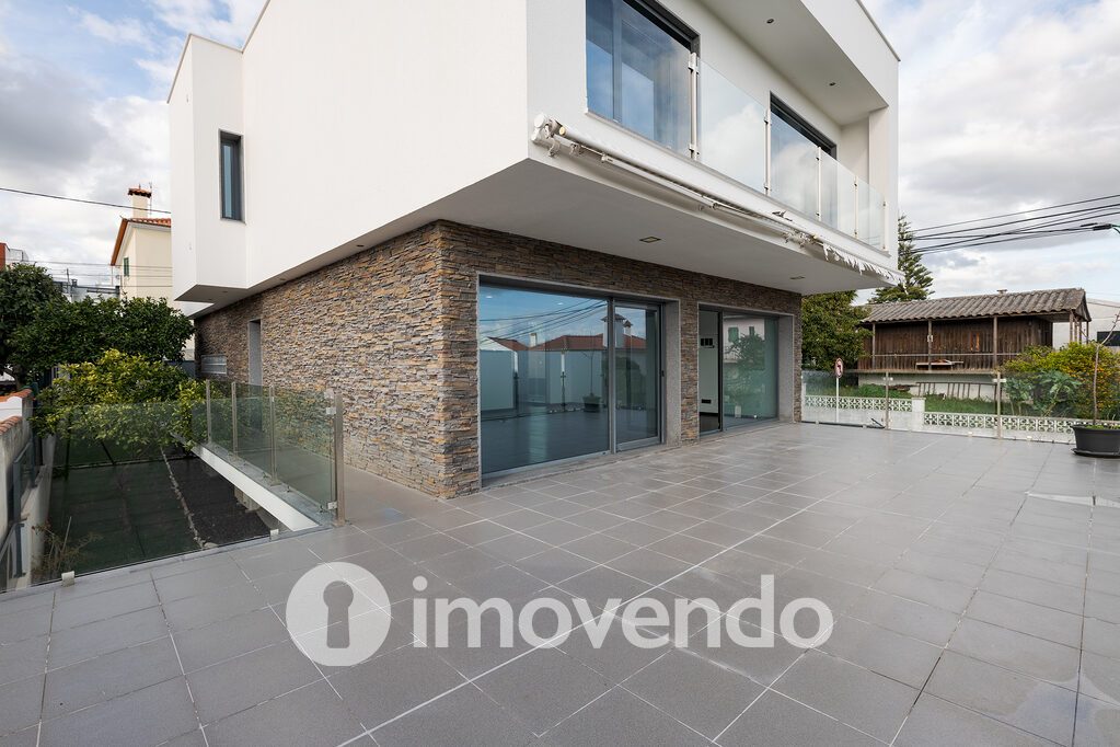 Moradia T4 em Loures, Lisboa com 302 m<sup>2</sup> por 879.000