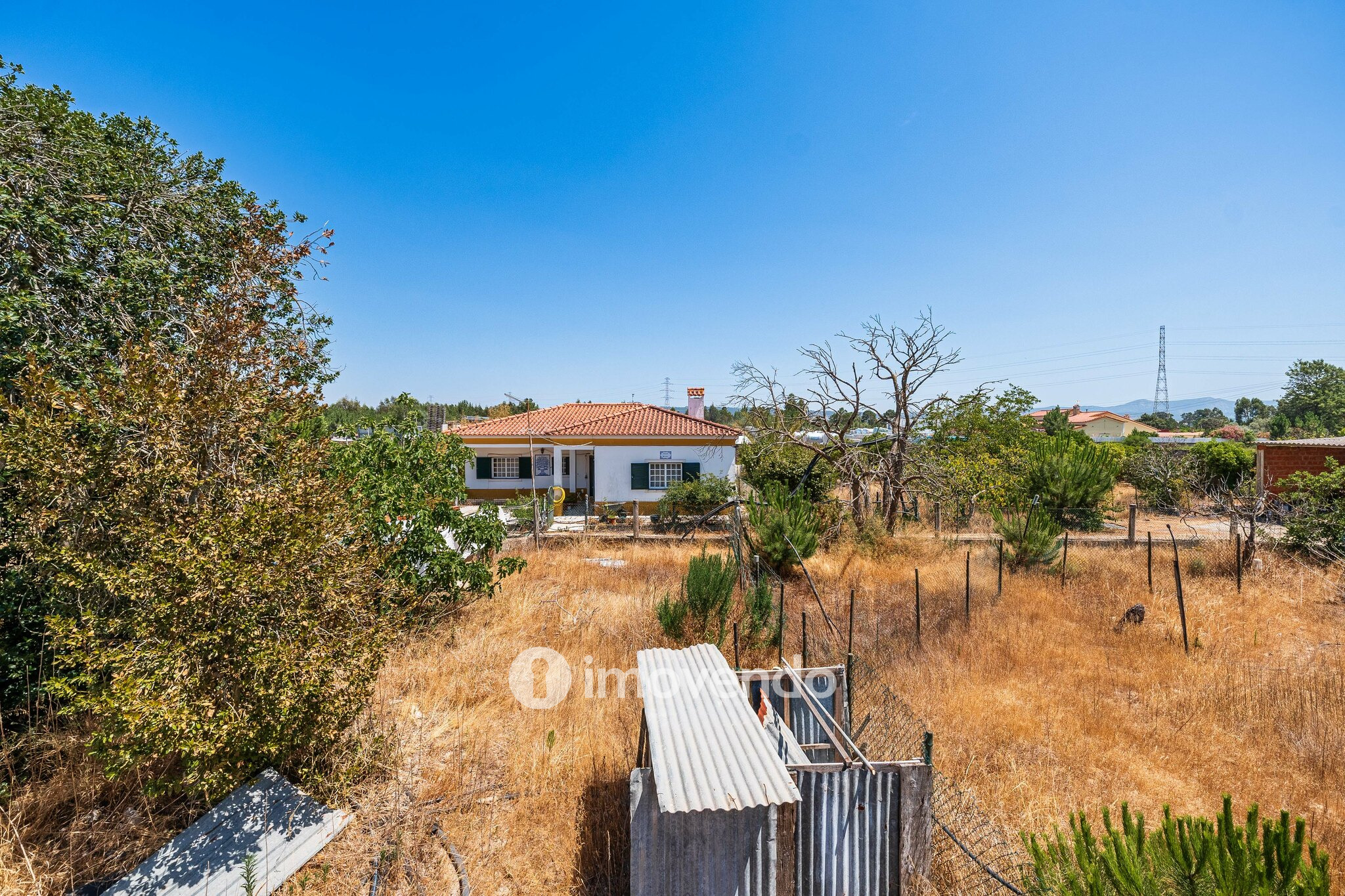 Moradia T3, com um terreno enorme de 5960m², na Quinta do Anjo