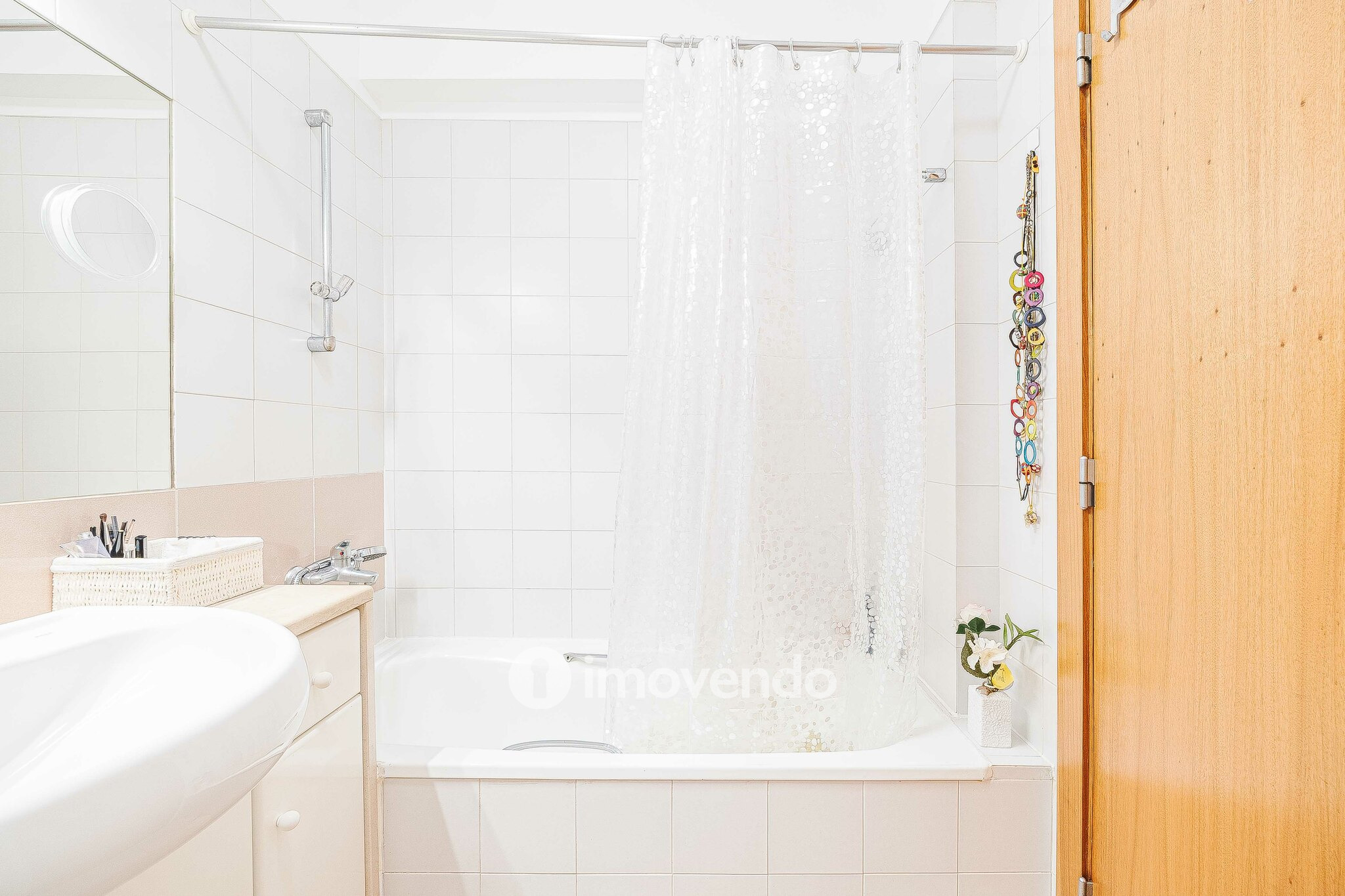 Apartamento T3, com garagem e arrecadação, na Ramada