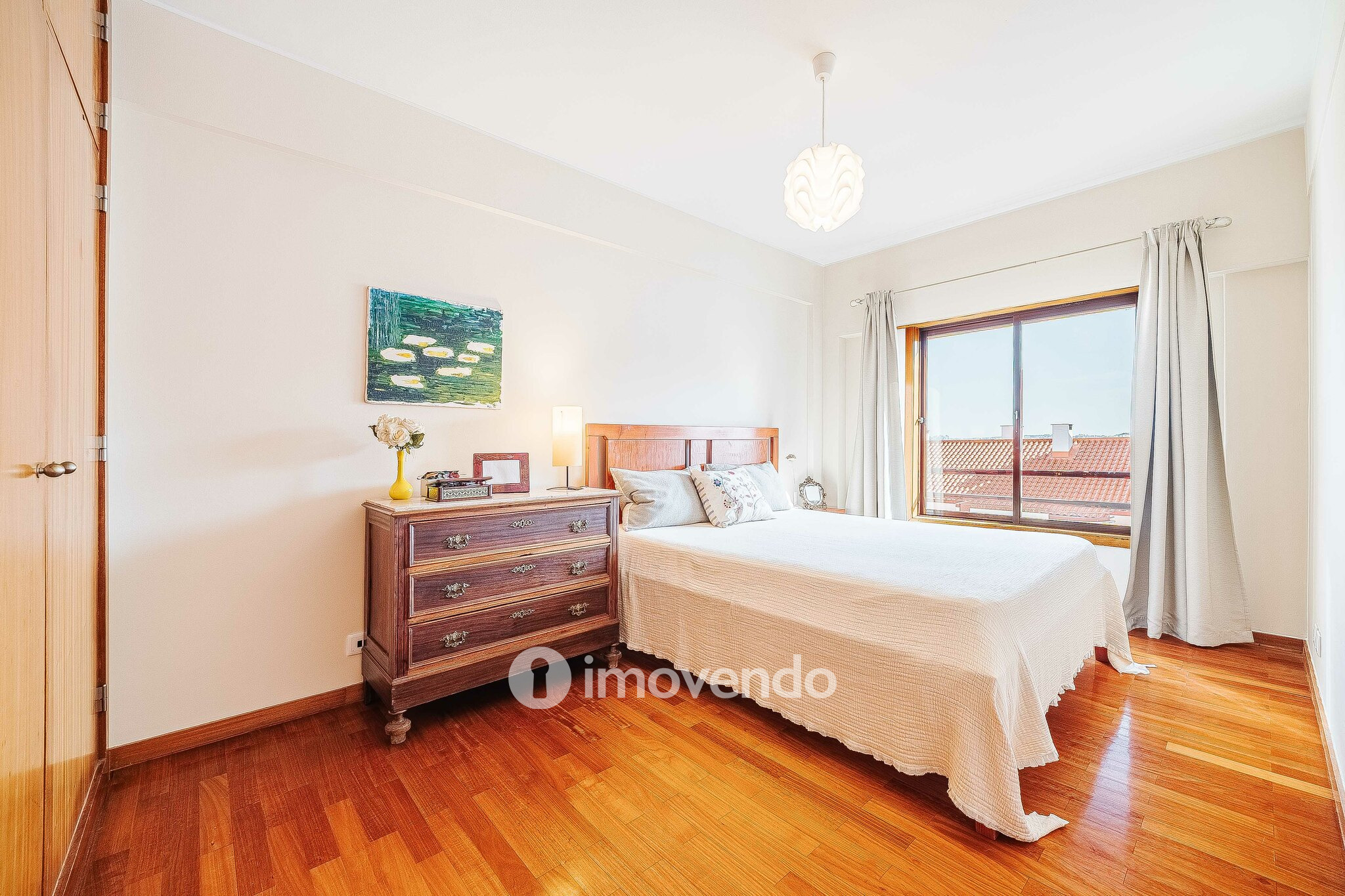 Apartamento T3, com garagem e arrecadação, na Ramada
