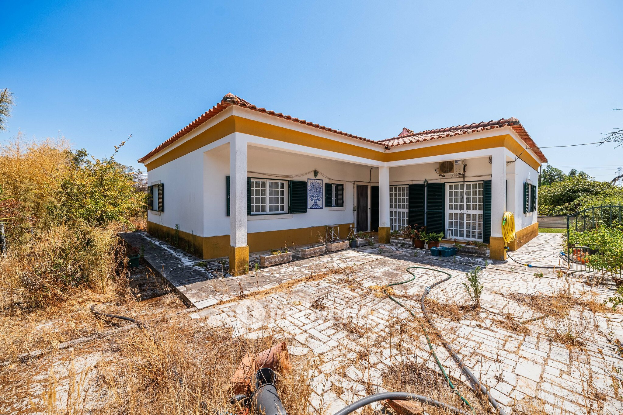 Moradia T3, com um terreno enorme de 5960m², na Quinta do Anjo