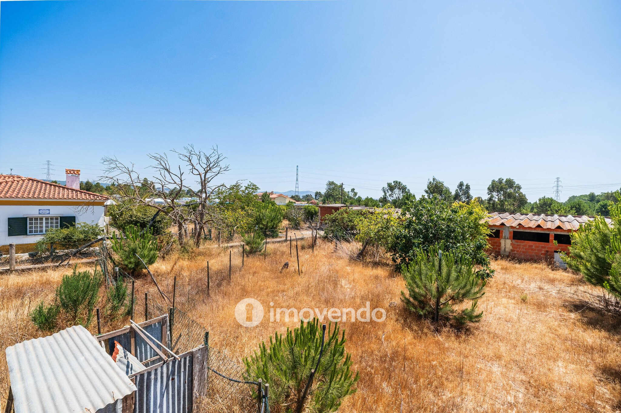 Moradia T3, com um terreno enorme de 5960m², na Quinta do Anjo
