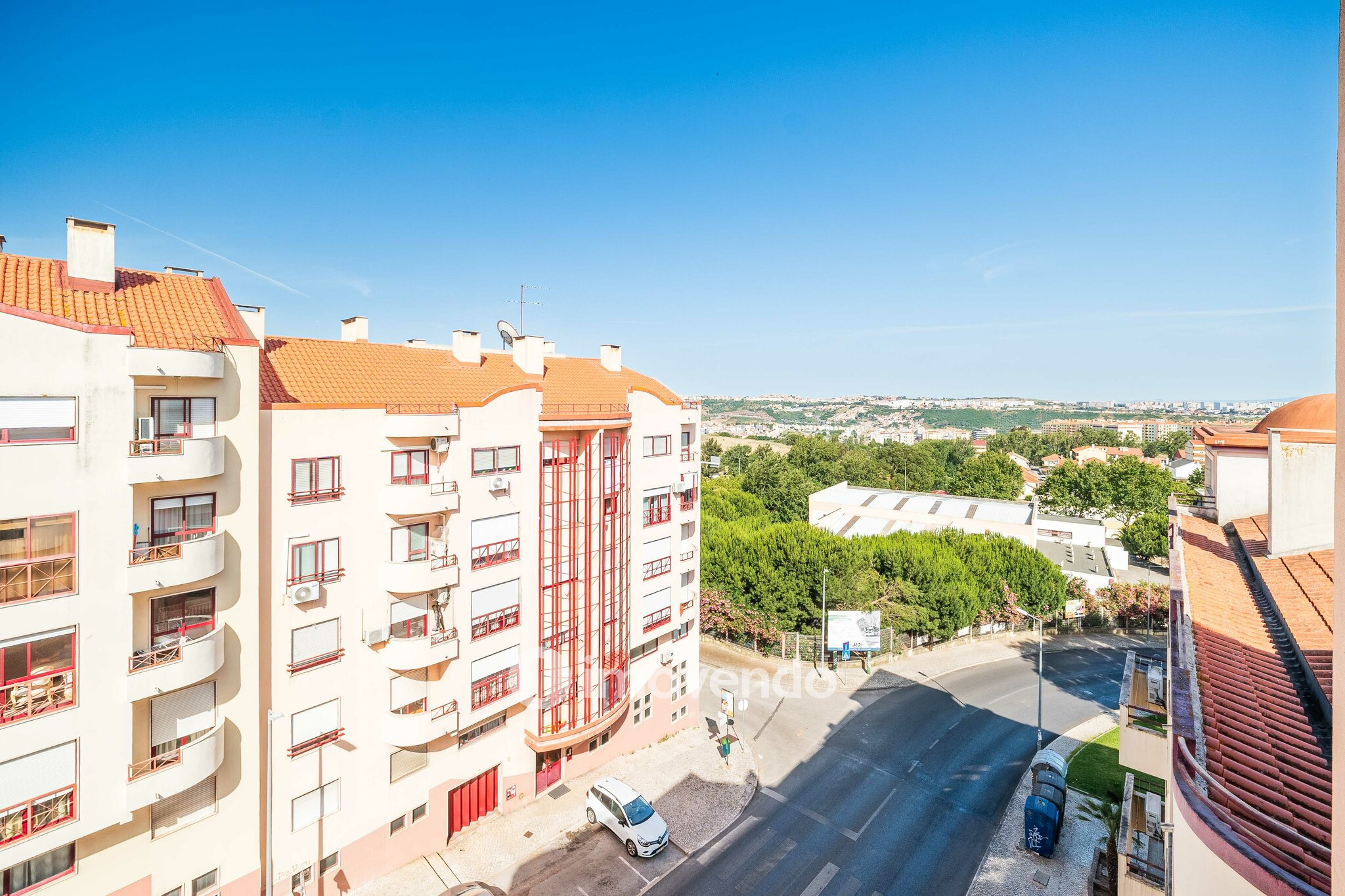 Apartamento T3, com garagem e arrecadação, na Ramada