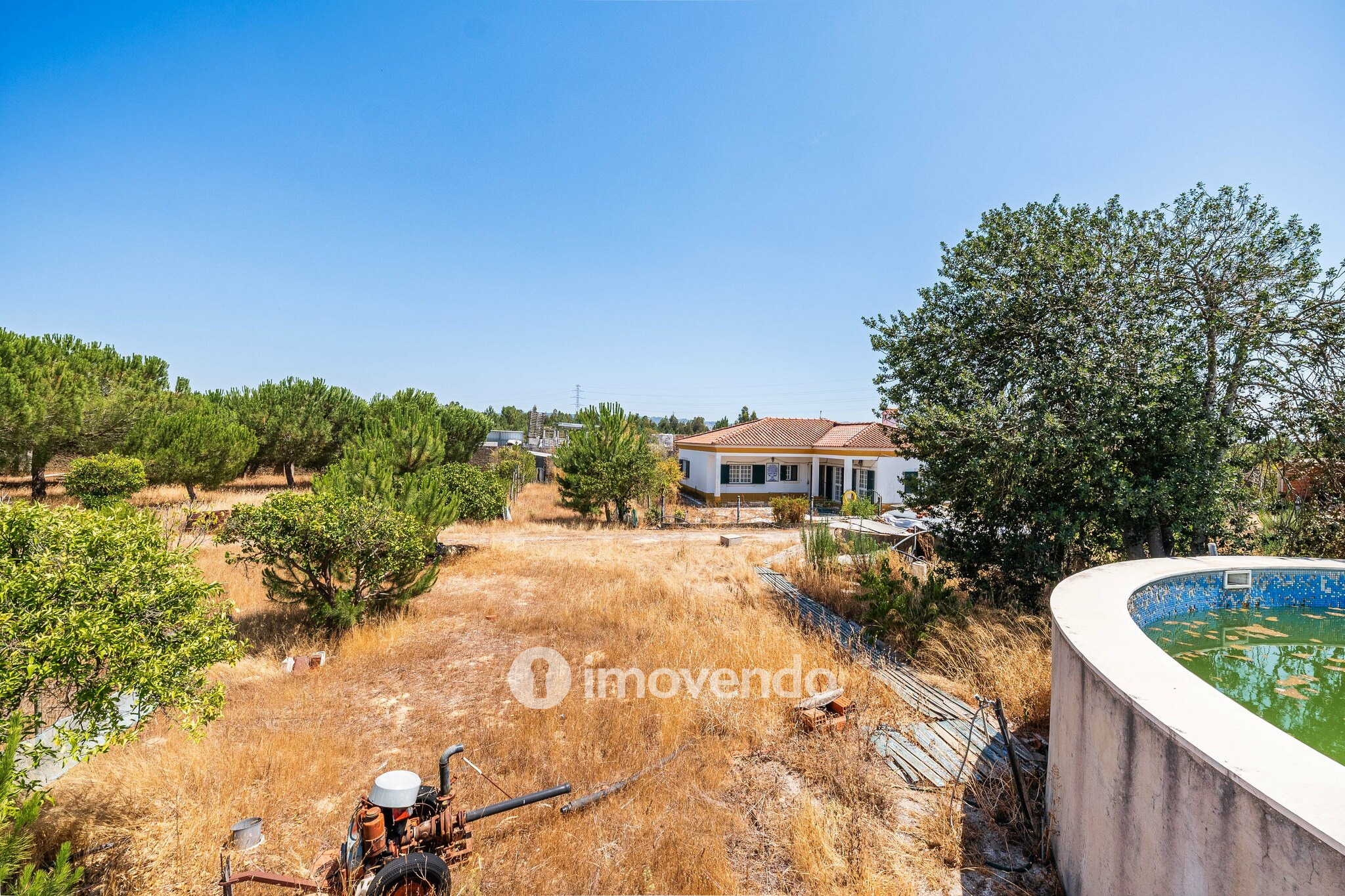 Moradia T3, com um terreno enorme de 5960m², na Quinta do Anjo