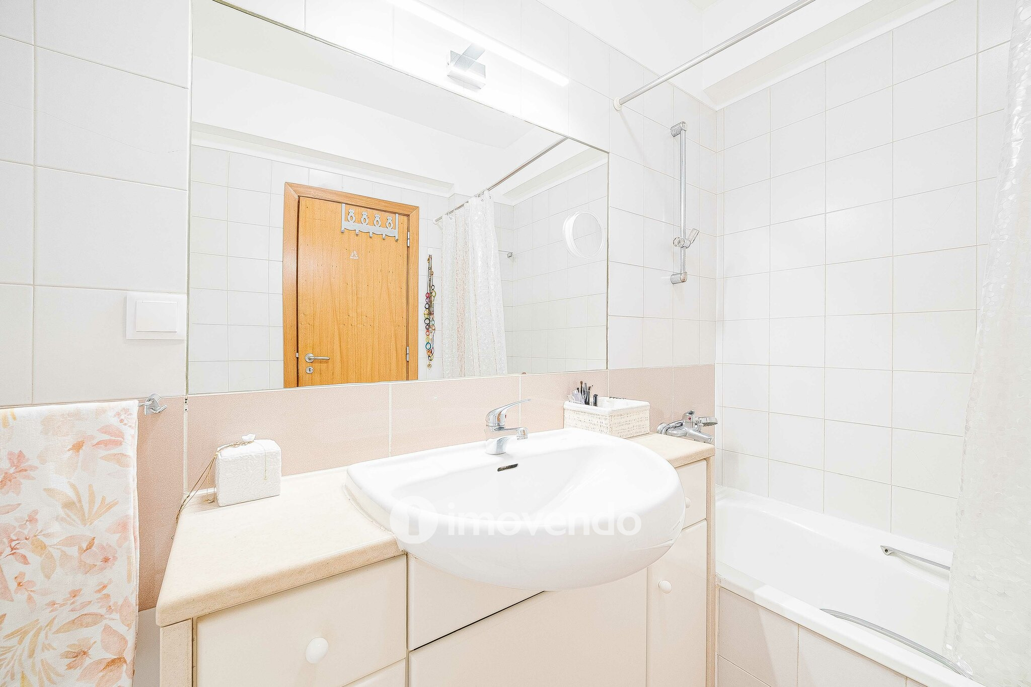 Apartamento T3, com garagem e arrecadação, na Ramada