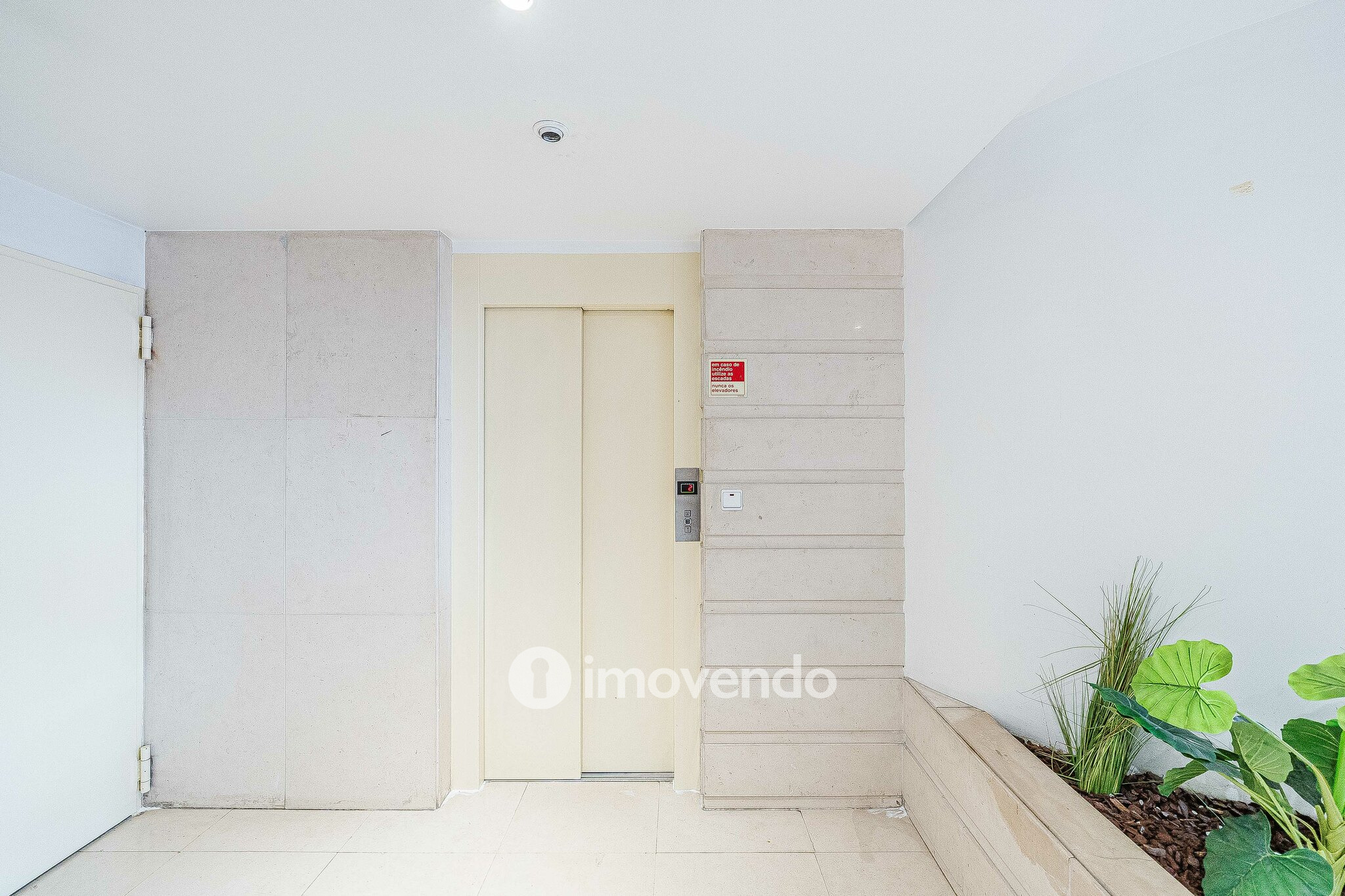 Apartamento T3, com garagem e arrecadação, na Ramada