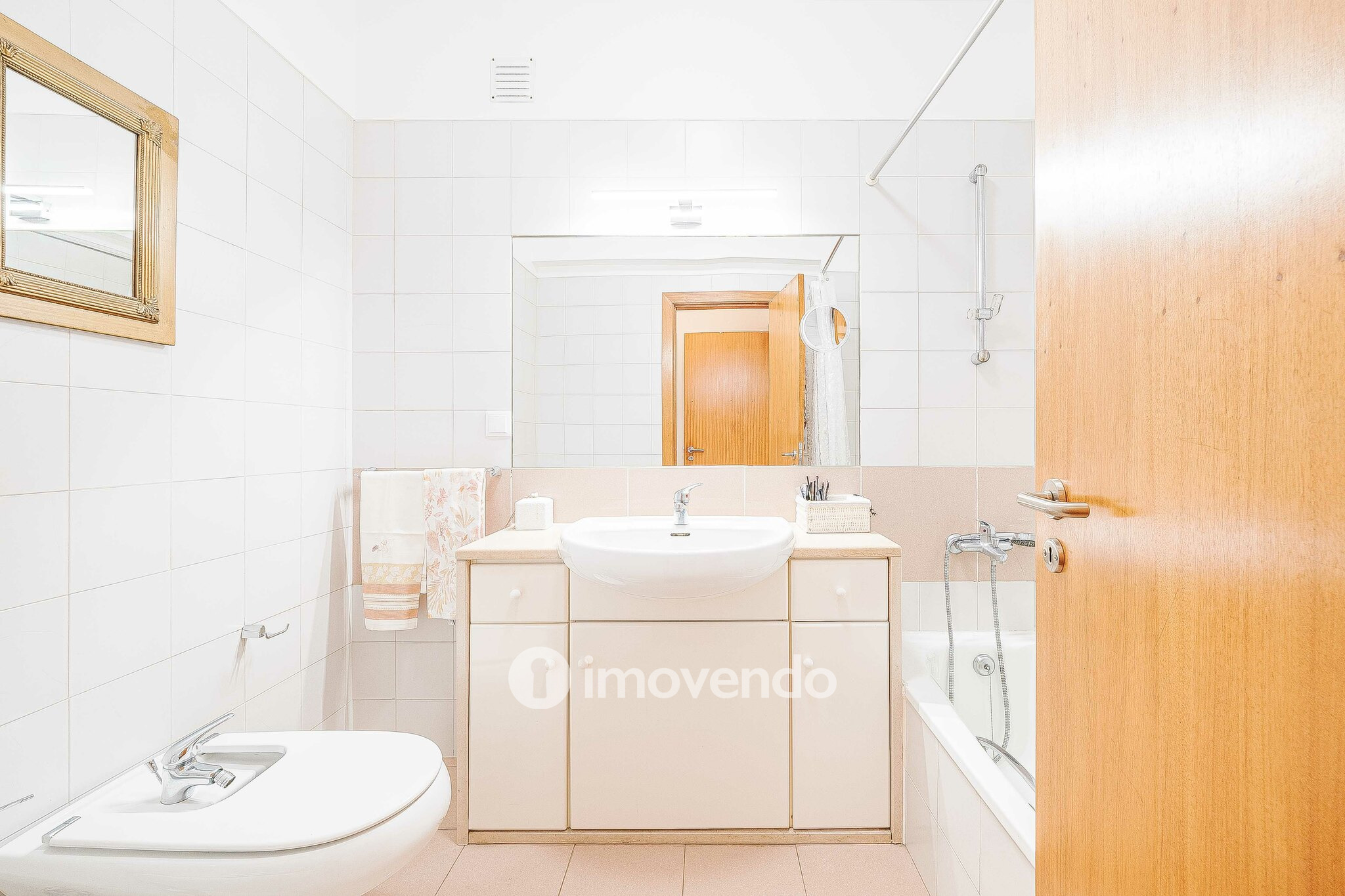 Apartamento T3, com garagem e arrecadação, na Ramada
