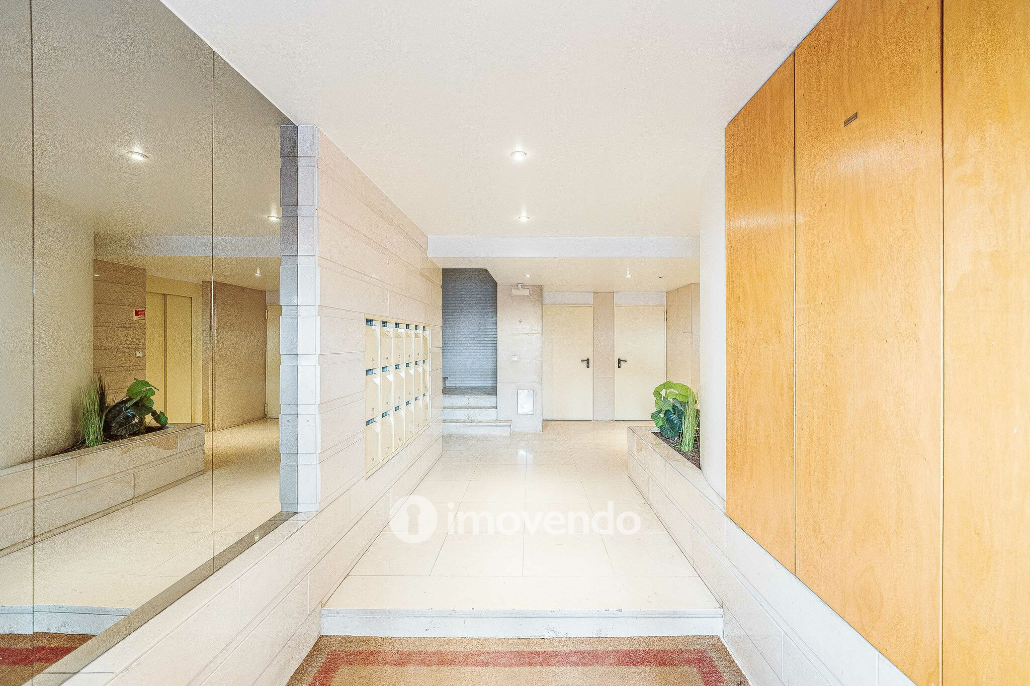 Apartamento T3, com garagem e arrecadação, na Ramada