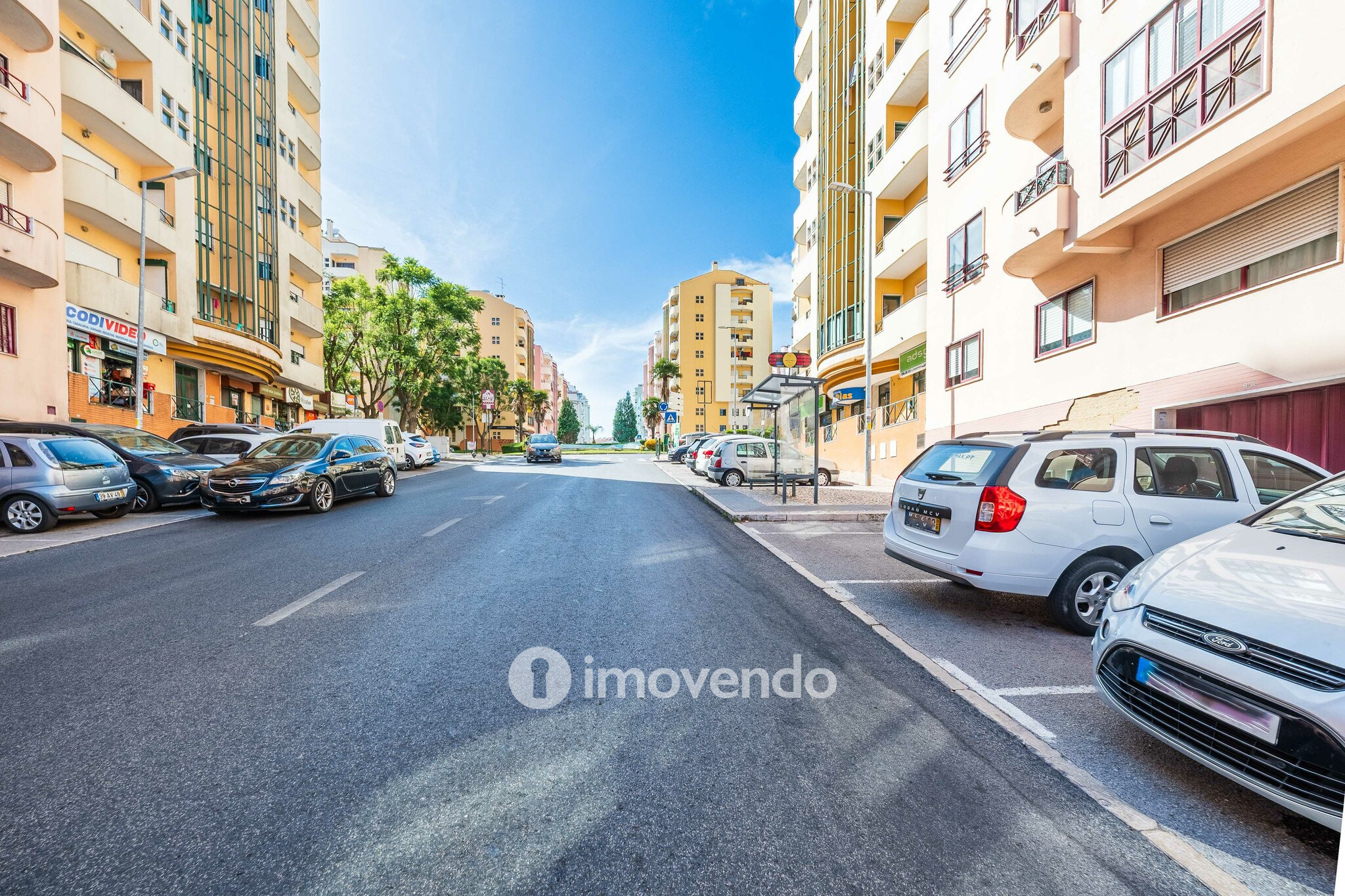 Apartamento T3, com garagem e arrecadação, na Ramada