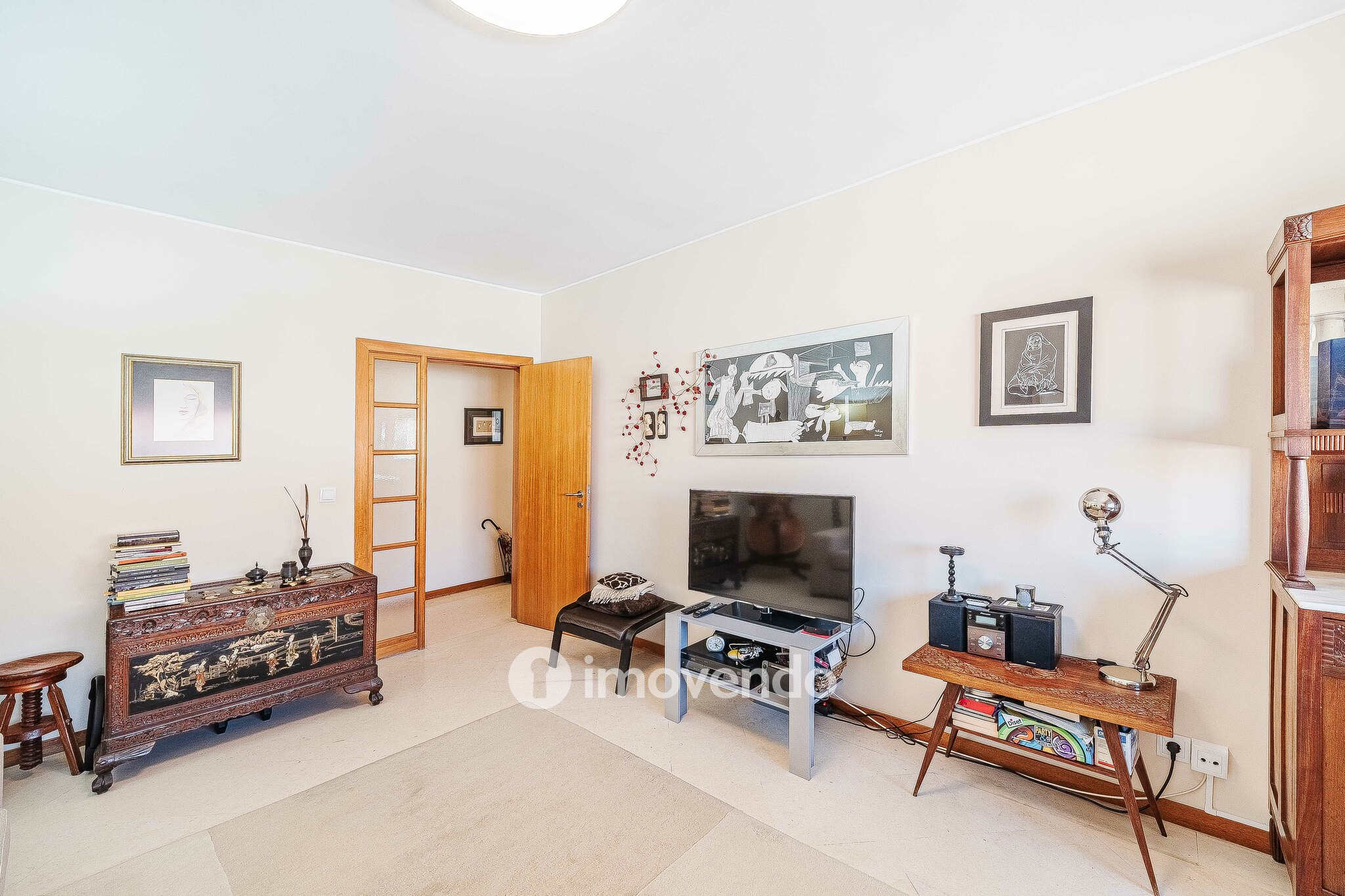 Apartamento T3, com garagem e arrecadação, na Ramada