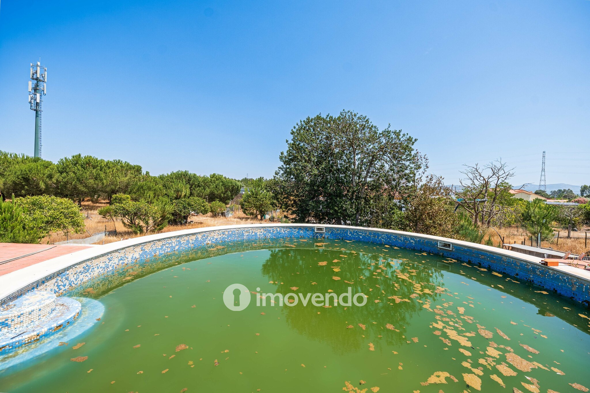 Moradia T3, com um terreno enorme de 5960m², na Quinta do Anjo
