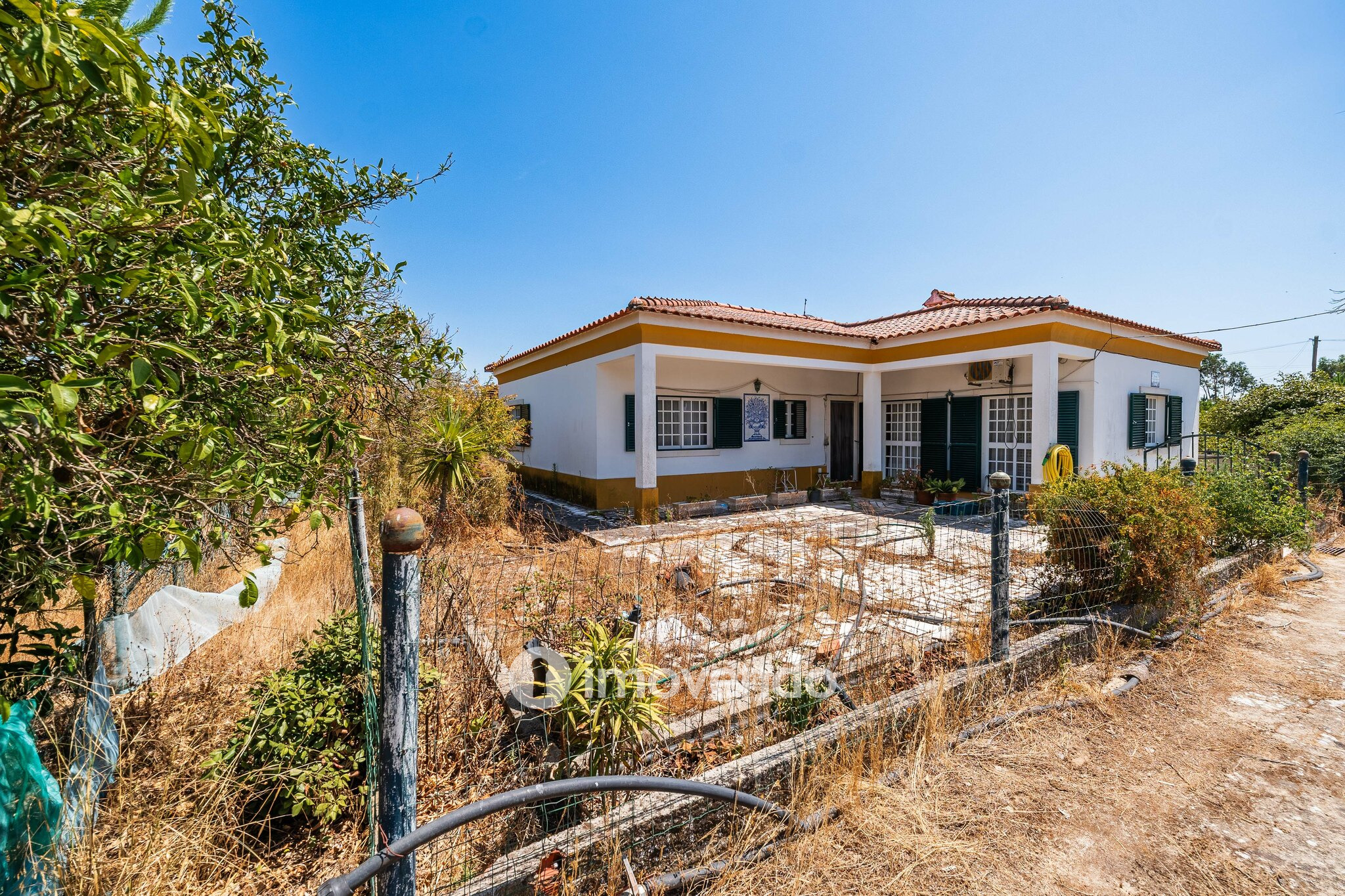 Moradia T3, com um terreno enorme de 5960m², na Quinta do Anjo
