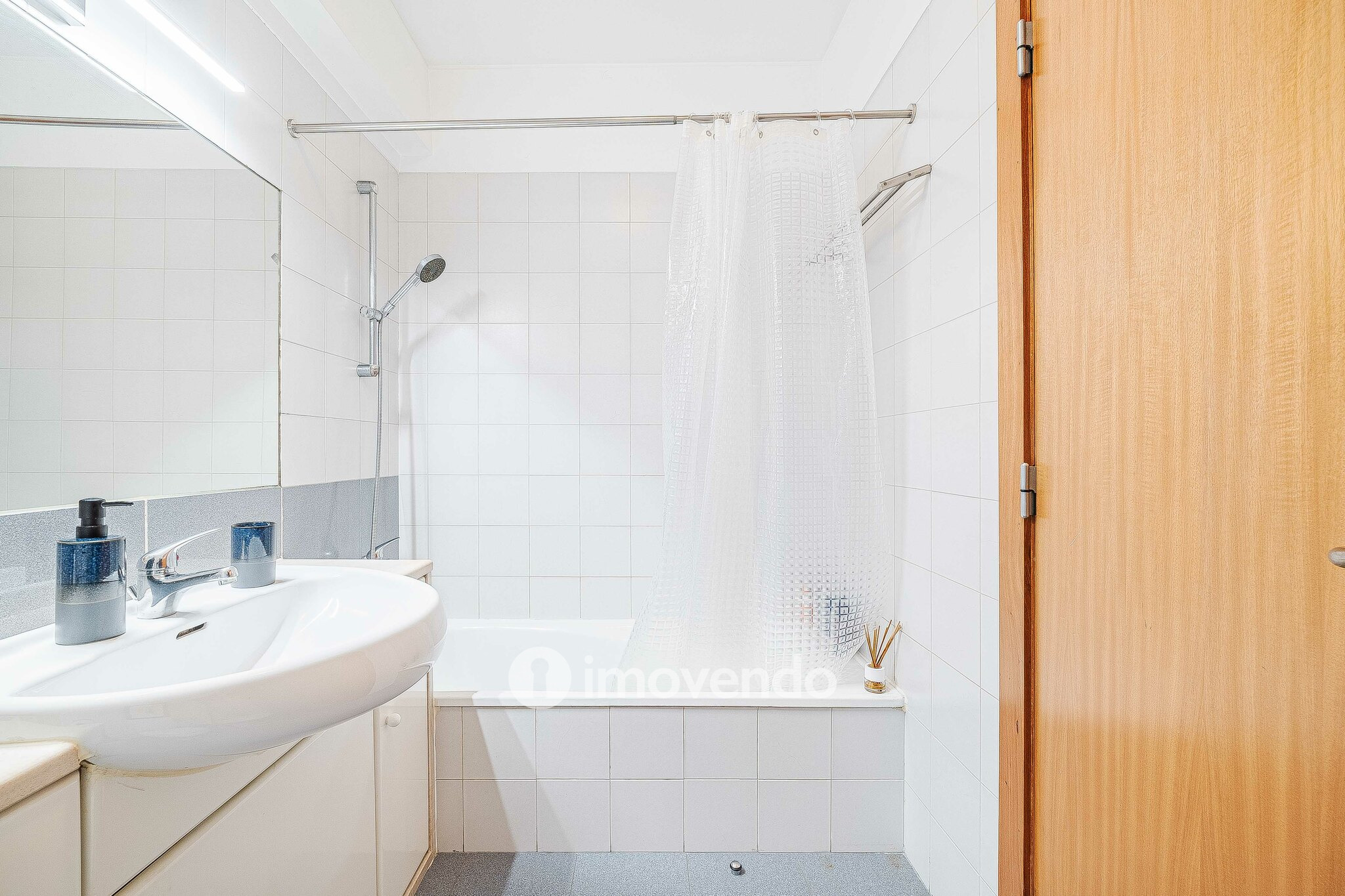 Apartamento T3, com garagem e arrecadação, na Ramada