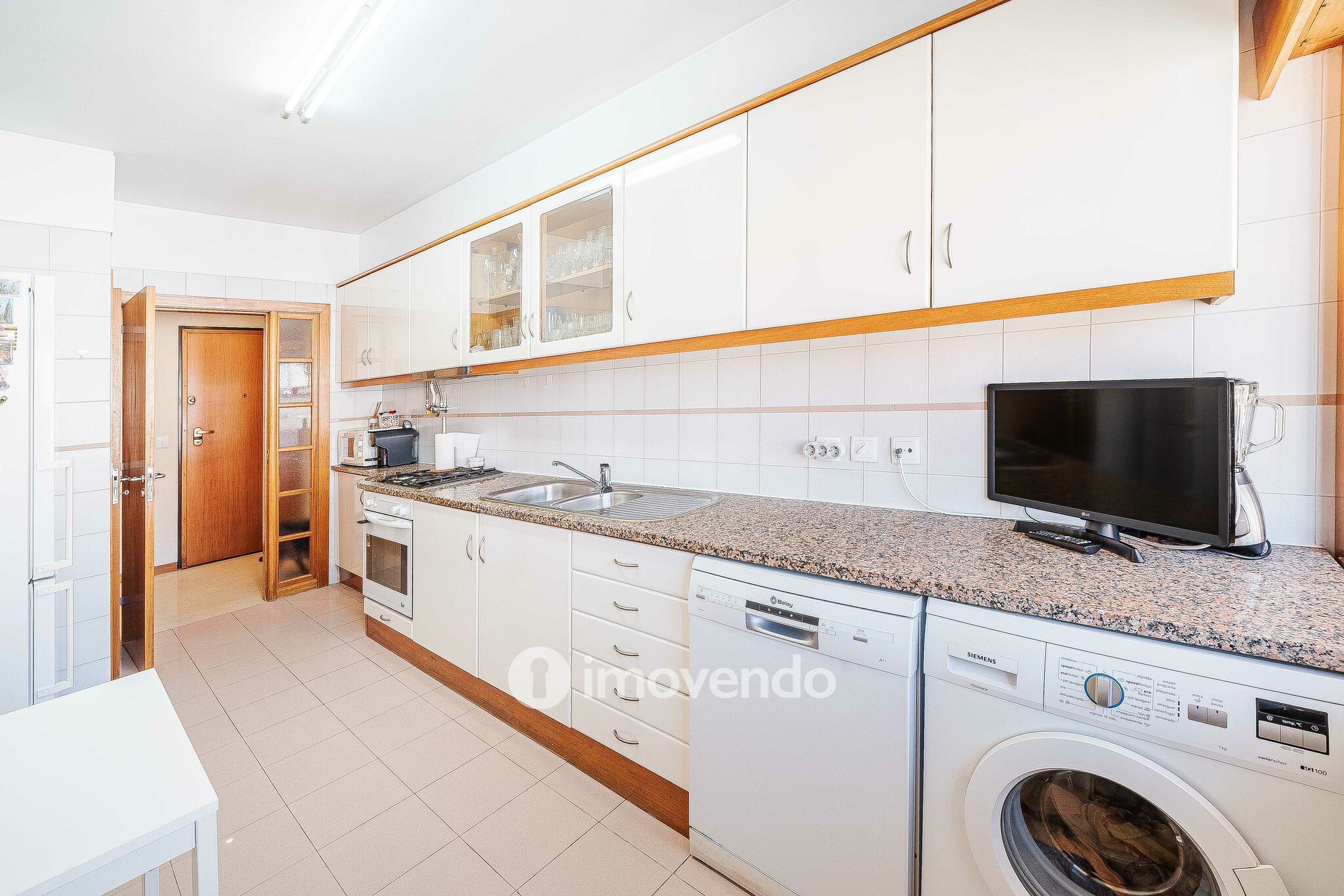 Apartamento T3, com garagem e arrecadação, na Ramada